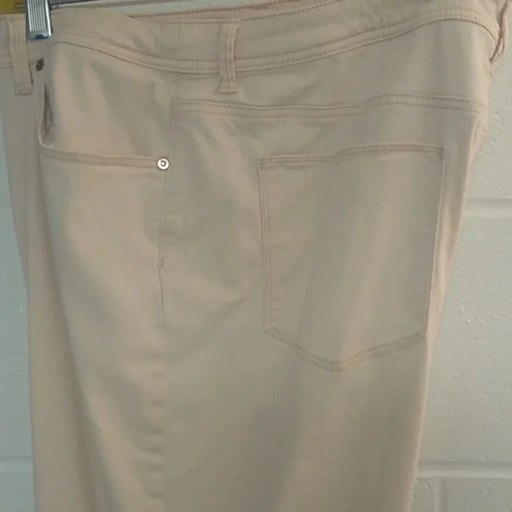 CHICO'S PLATINUM CROP, SOFT BRUSHED FABRIC, HIGH WAIST, STRETCH CROP JEAN